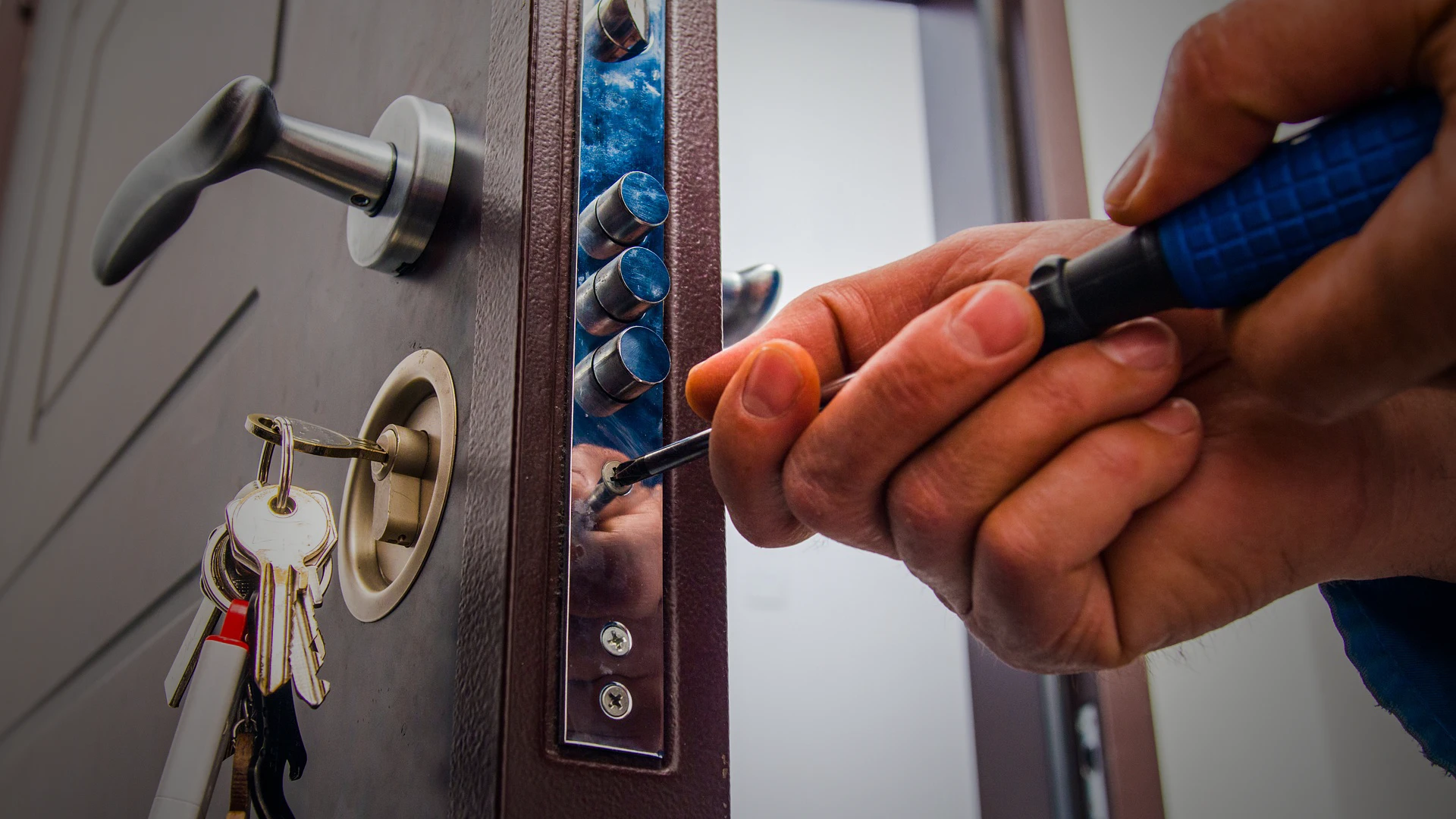 Las ventajas de instalar puertas anti-okupa en propiedades vacías